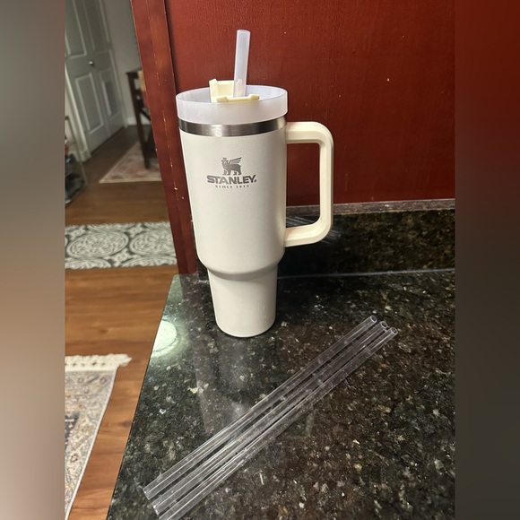 Stanley 40oz Tumbler - Picture 3 of 6